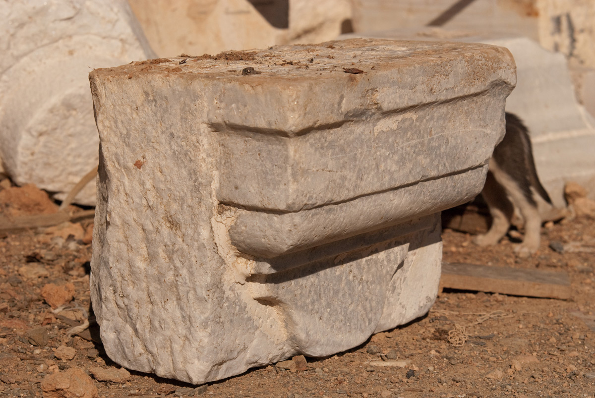 Antigua-mensula-en-forma-de-Capitel-tallado-en-piedra